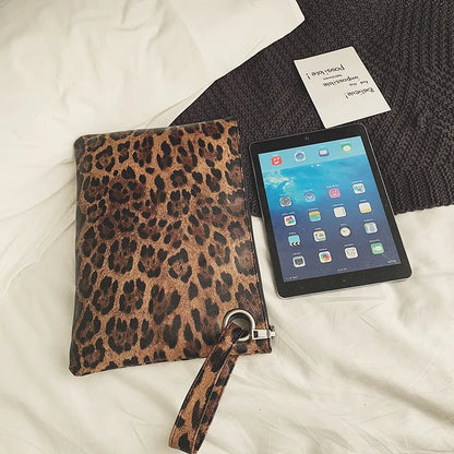 Chic Animal Print Casual Clutch with Wristlet: Fashionable Leather Look Wallet for Women