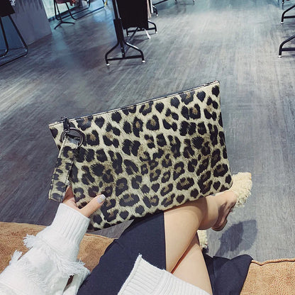 Chic Animal Print Casual Clutch with Wristlet: Fashionable Leather Look Wallet for Women