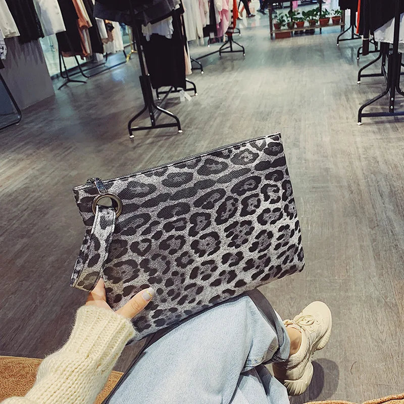 Chic Animal Print Casual Clutch with Wristlet: Fashionable Leather Look Wallet for Women